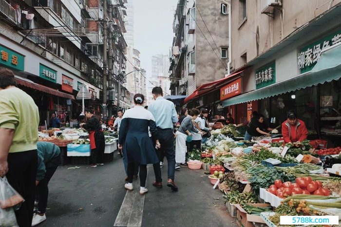 淆乱的马路菜场，承载着汉口的人烟气味    影相/严力