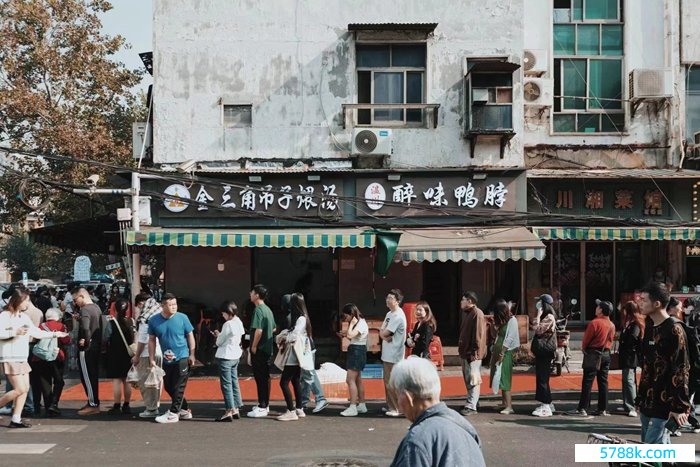 汉口中山通衢上的小店李记鸡冠饺，是顾主排起长龙的网红店    影相/严力